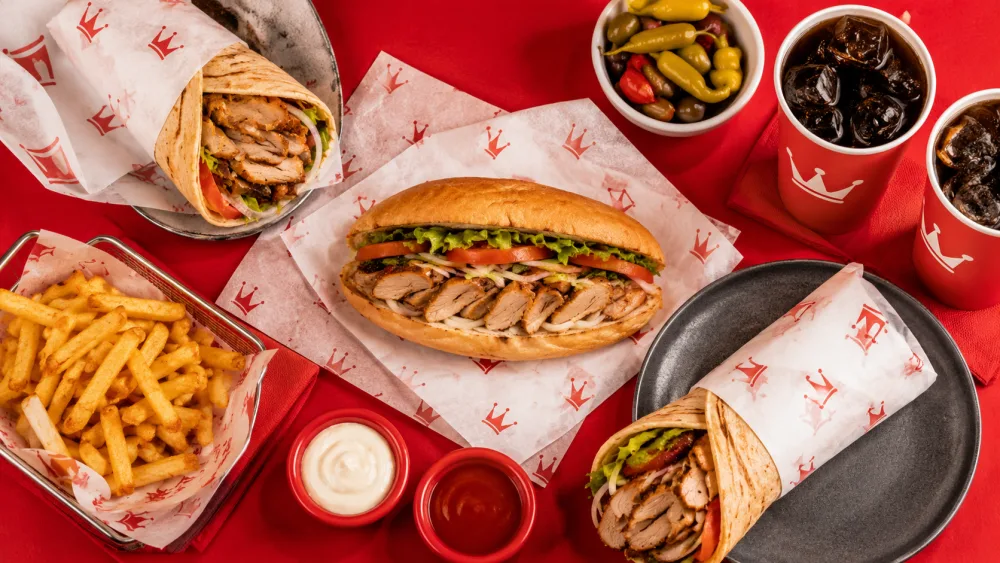 Kıraloğlu sofrası: dürüm, ekmek arası, patates, turşu ve içecekler